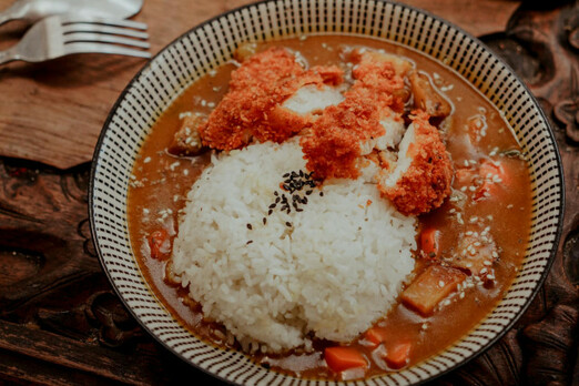 Knuspriges Hühnerfleisch mit Reis und Curry Sauce im Restaurant Goldene Schwalbe in Graz