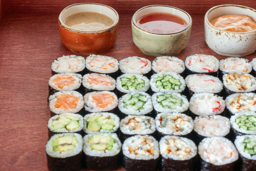 Frische Maki Sushi Auswahl mit verschiedenen Füllungen und Saucen im Restaurant Goldene Schwalbe Graz